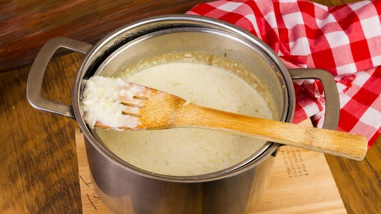 Pot de soupe de crabe avec une cuillère en bois