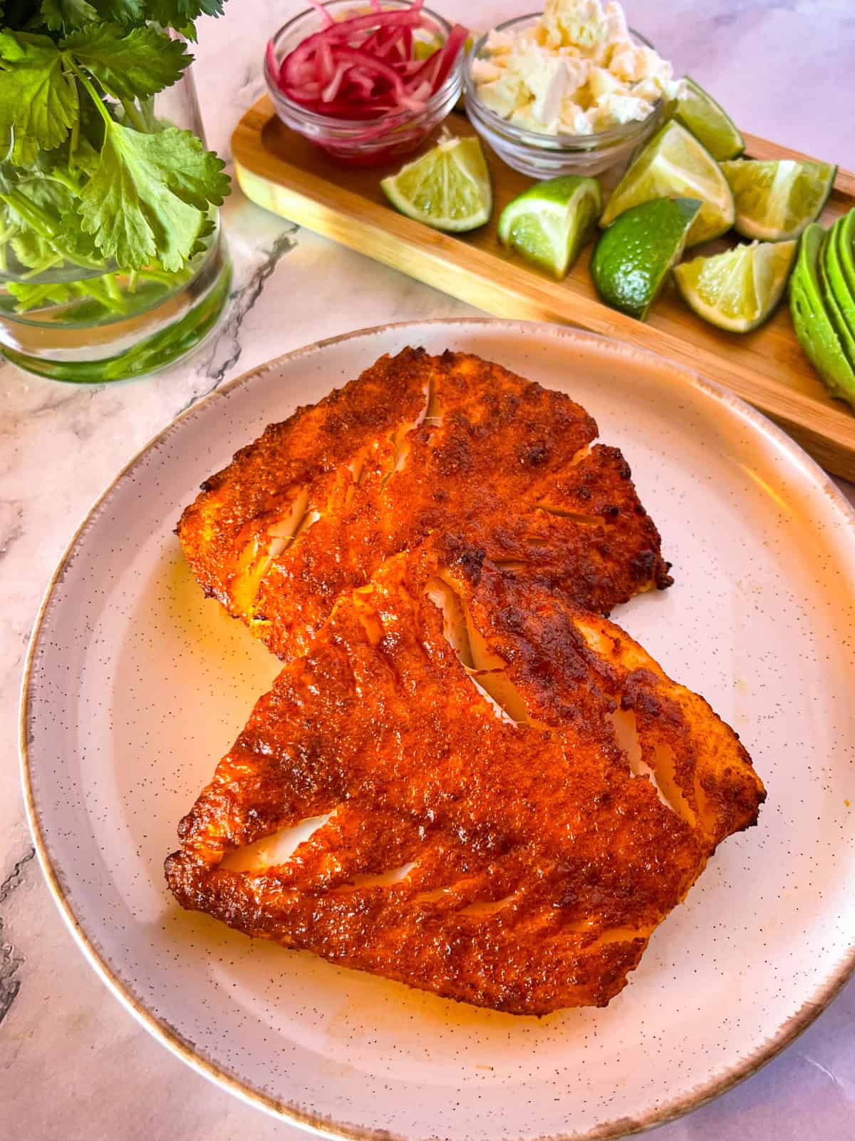 deux filets de cabillaud assaisonnés et croustillants tout juste sortis de la friteuse.