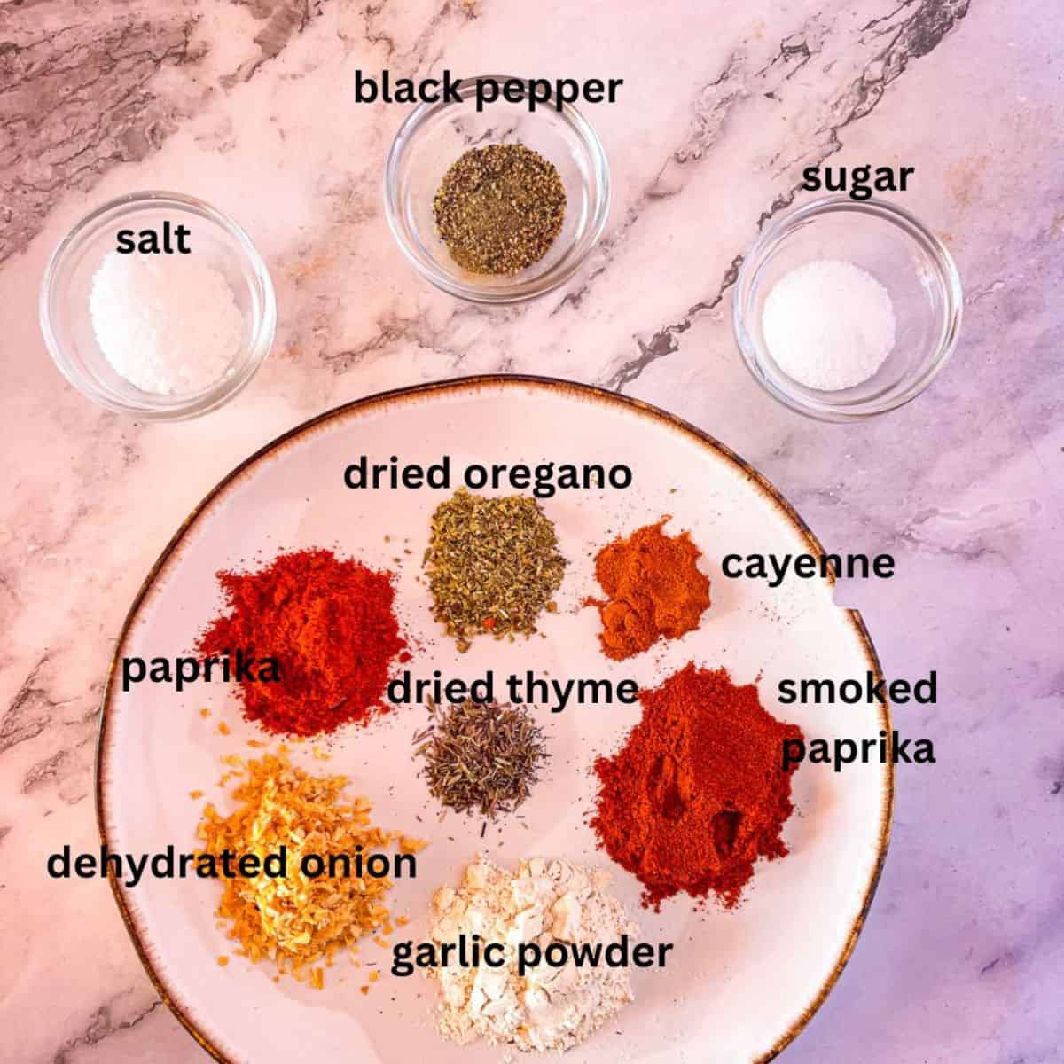 Ingrédients pour assaisonnement noirci sur une table.