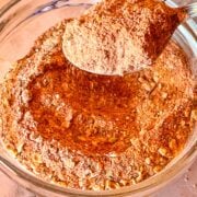 assaisonnement noirci dans un bol avec une cuillère.