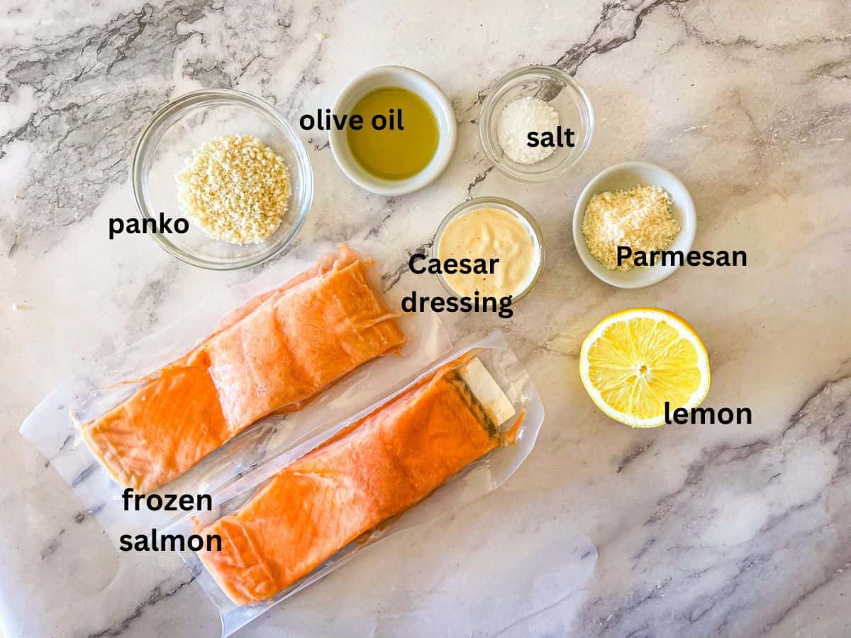 ingrédients de la recette disposés sur le comptoir et étiquetés.