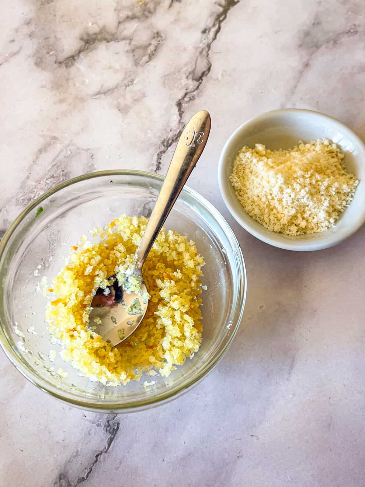 Chapelure Panko et parmesan dans un petit bol.