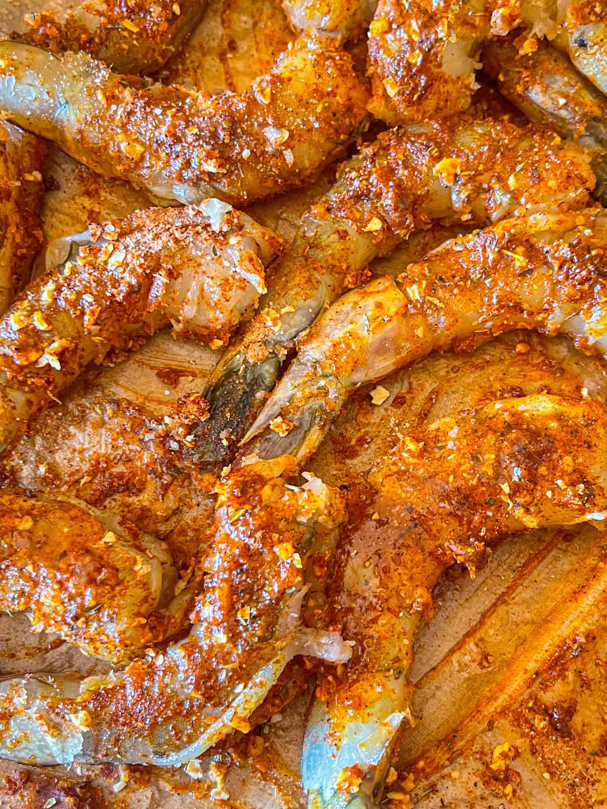 crevettes assaisonnées prêtes pour la poêle.