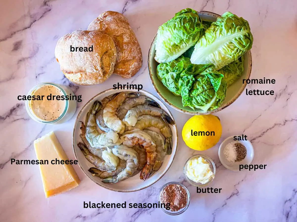 Ingrédients de la salade César aux crevettes