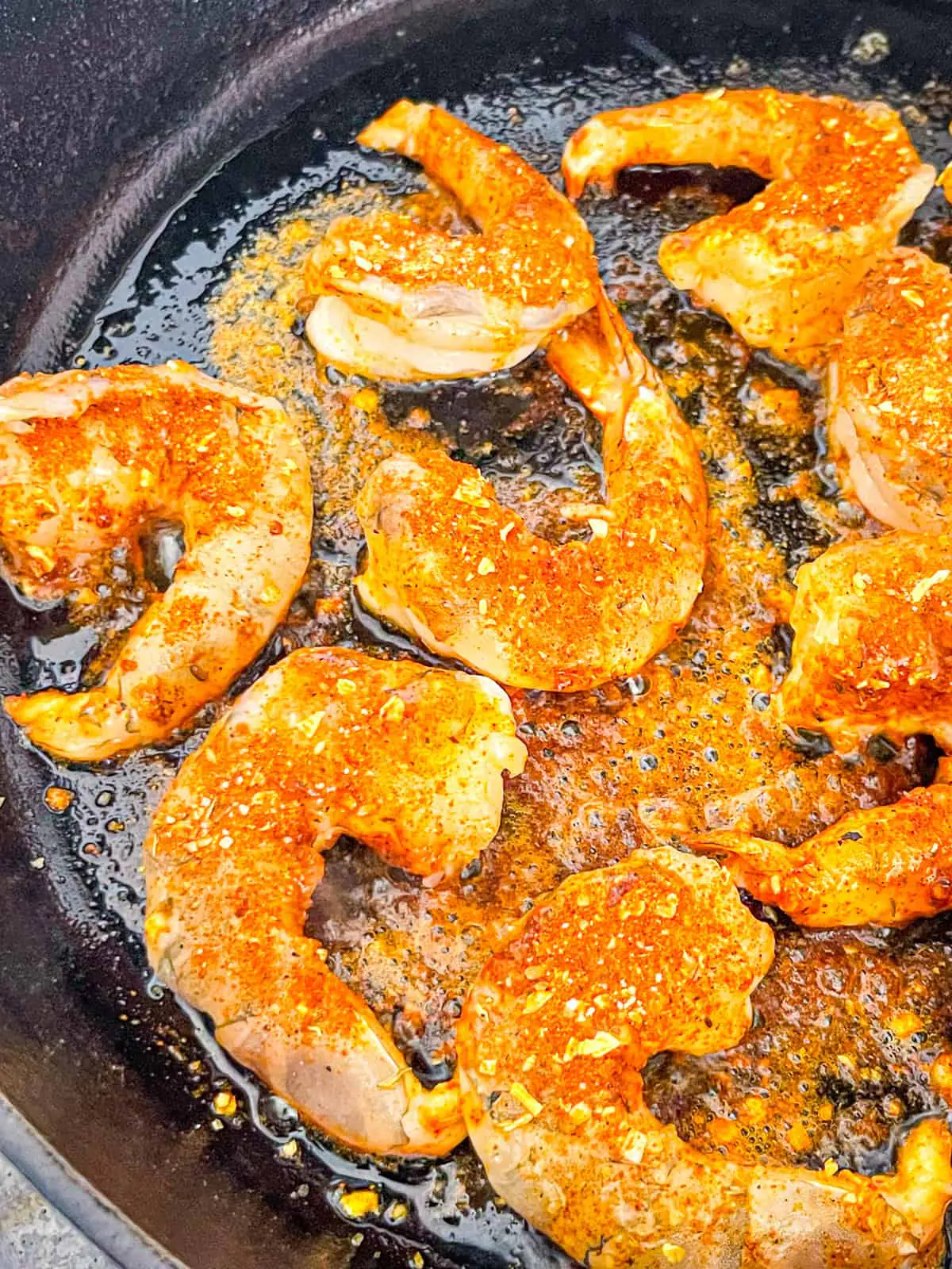Crevettes noircies à la poêle en fonte