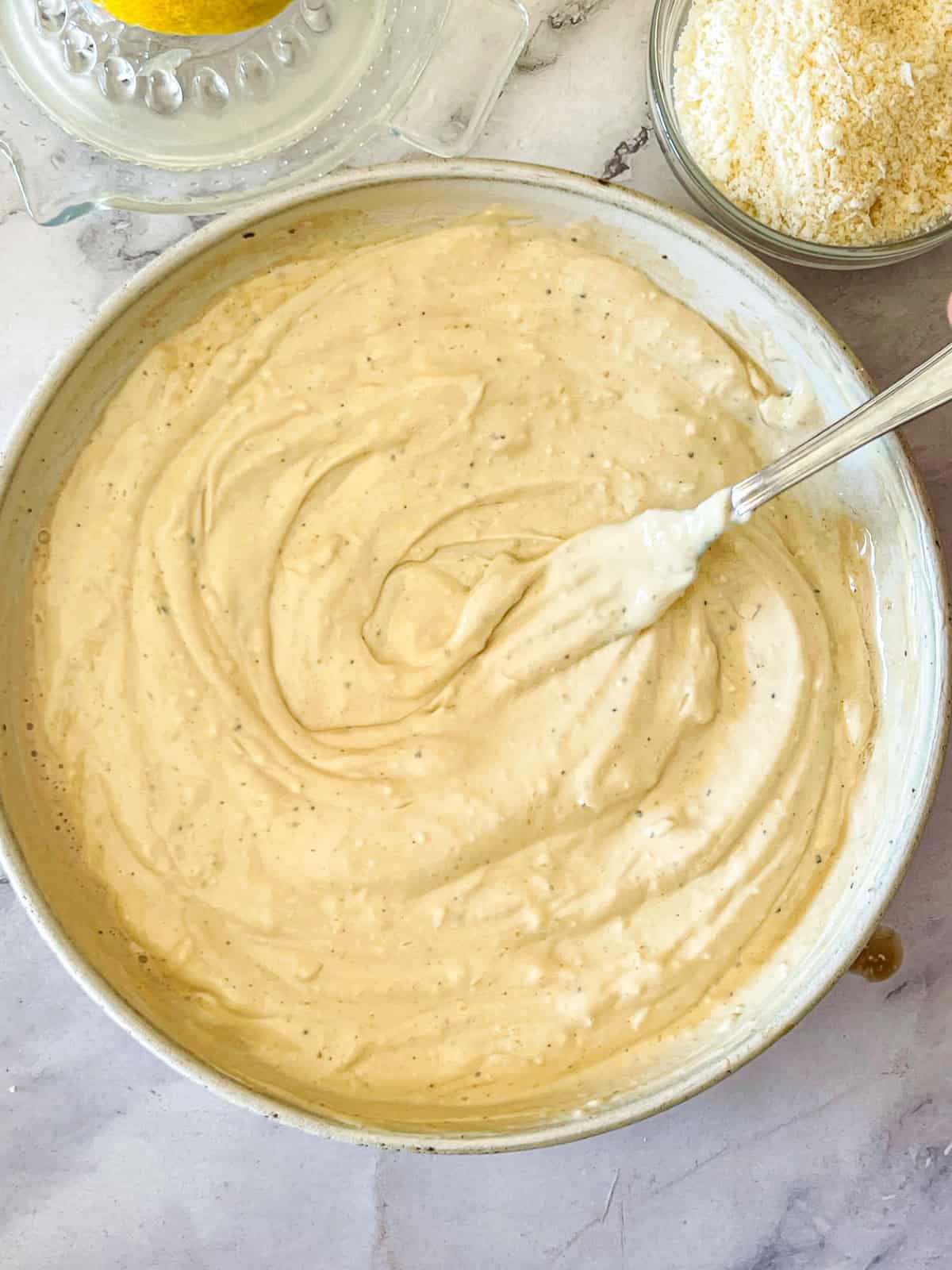 vinaigrette crémeuse mélangée dans un bol.