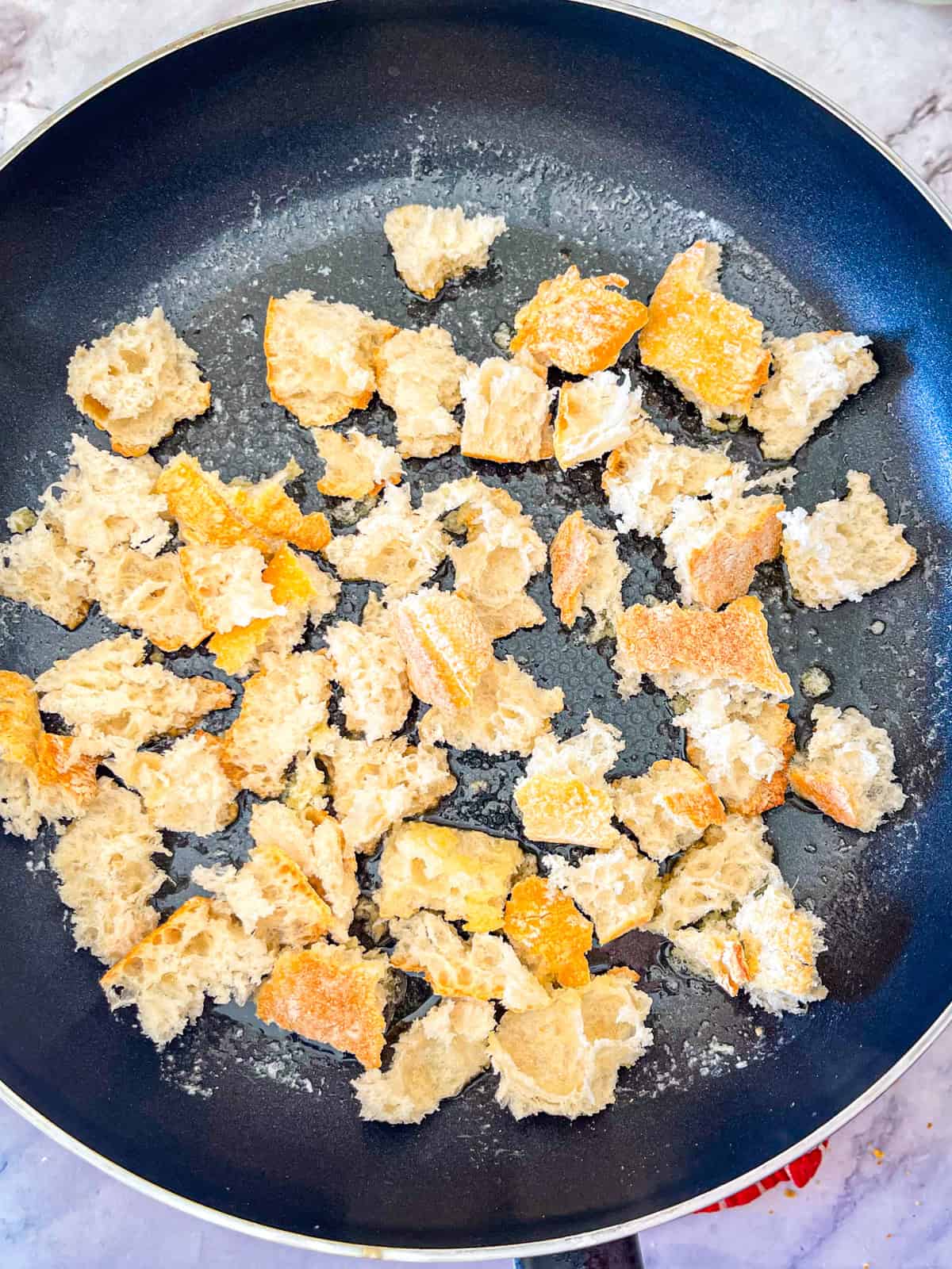 Croûtons cuits dans une poêle.