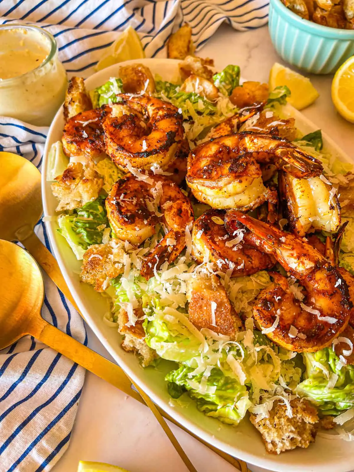 Salade César aux crevettes noircies