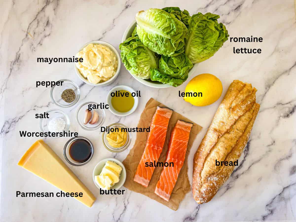 Ingrédients pour le saumon Saumon César sur une table.