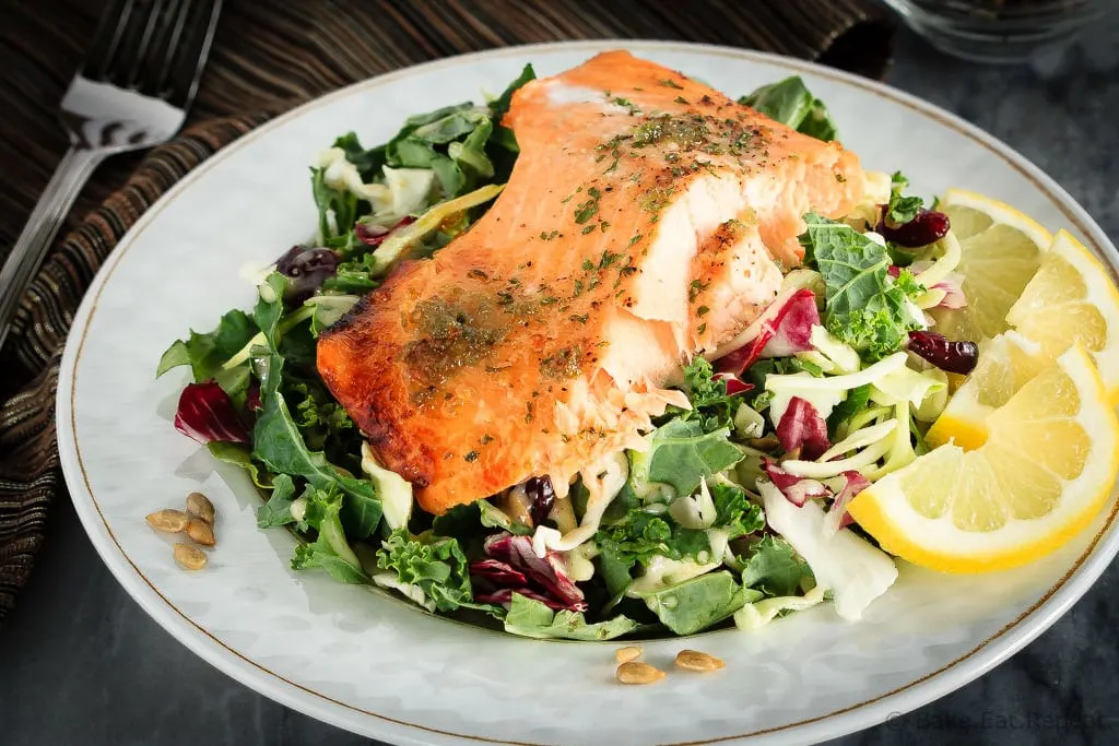 Saumon au miel et au citron, salade de chou kale au tournesol