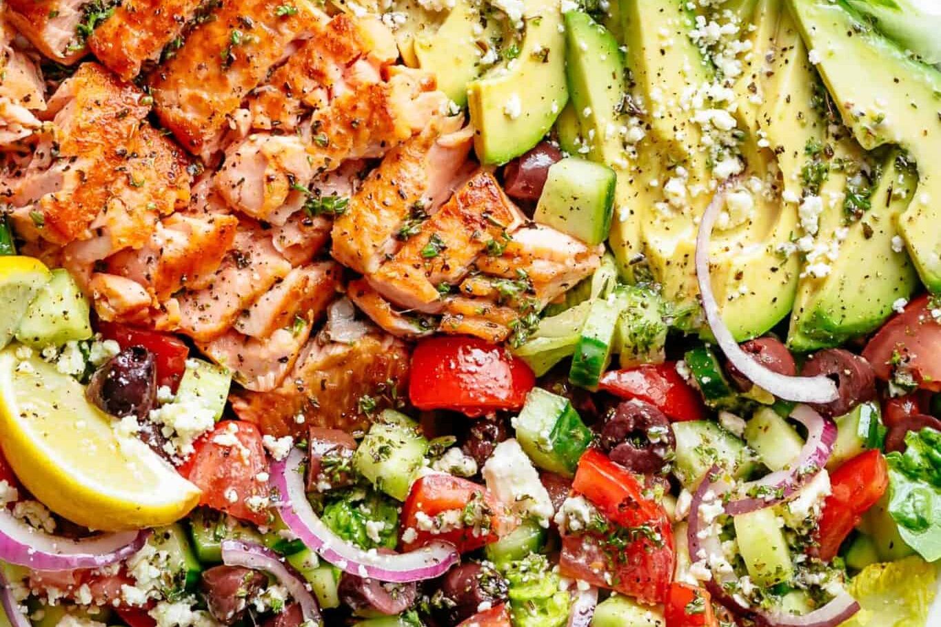 Salade méditerranéenne au saumon grillé