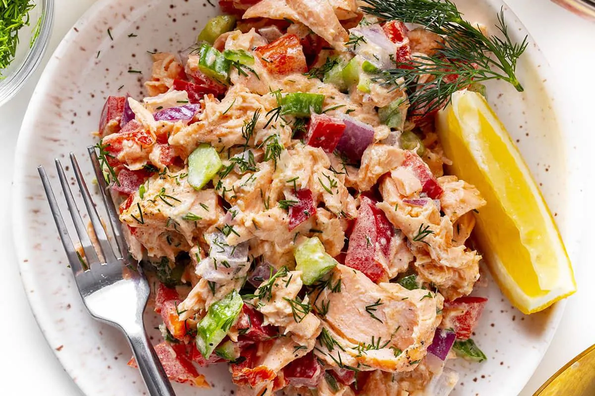 Salade de saumon, vinaigrette crémeuse aux herbes