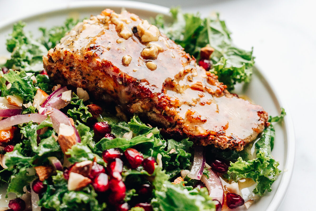 Salade de chou kale au saumon en croûte d'amandes