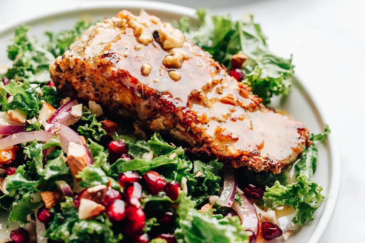 Salade de chou kale au saumon en croûte d'amandes