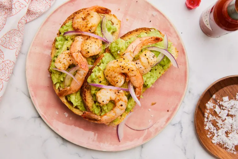 Toast aux crevettes et à l'avocat