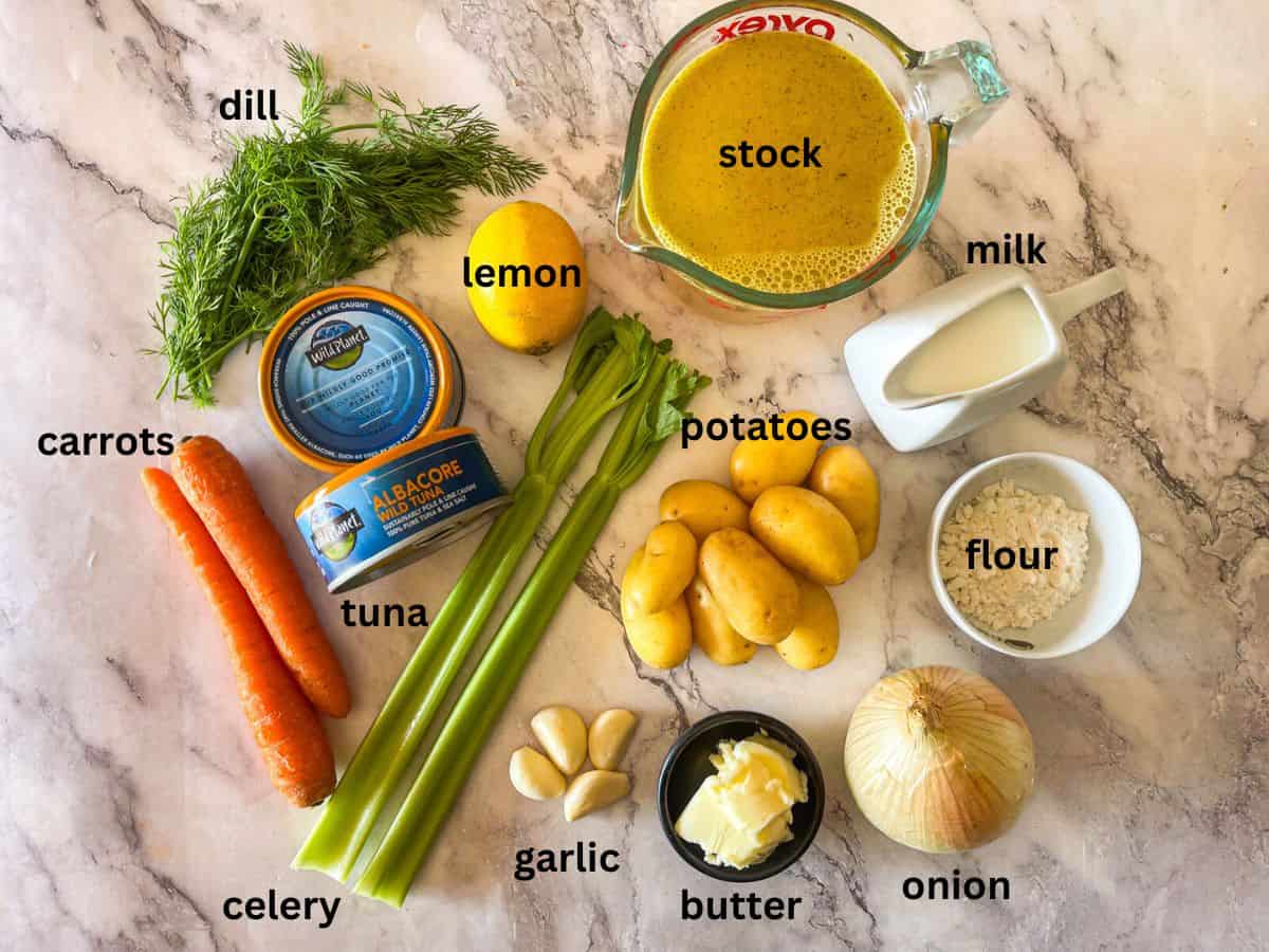 Ingrédients pour la chaudrée de thon disposés sur une table.