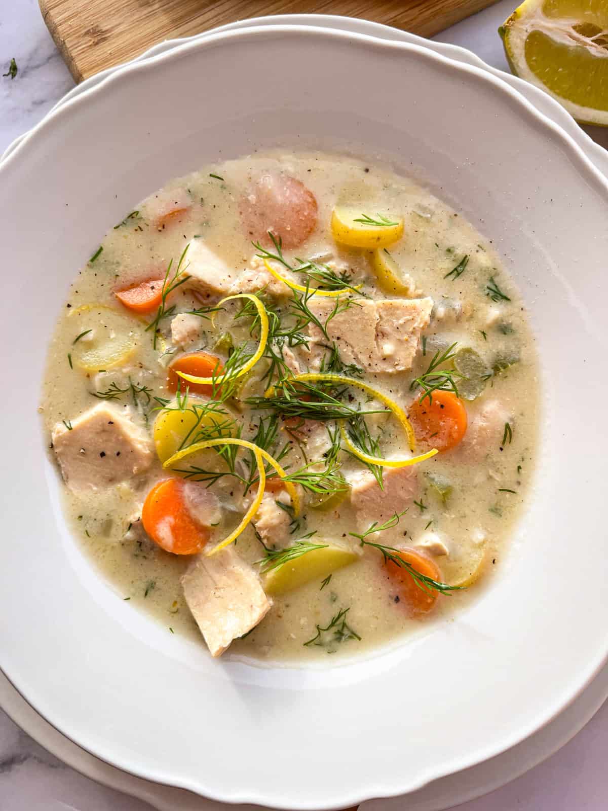 Chaudrée de thon avec garniture dans un bol blanc.