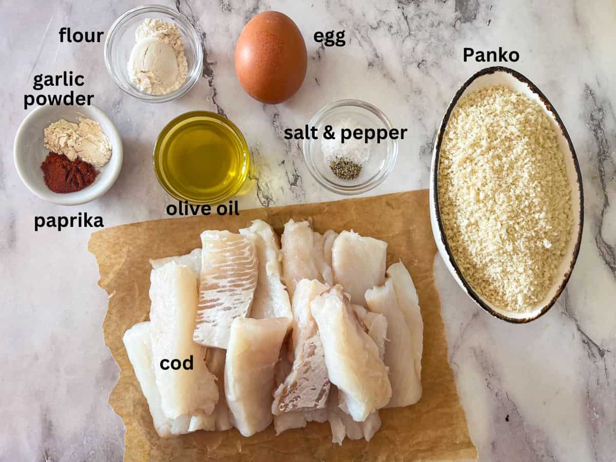 Ingrédients pour bâtonnets de poisson sur une table.