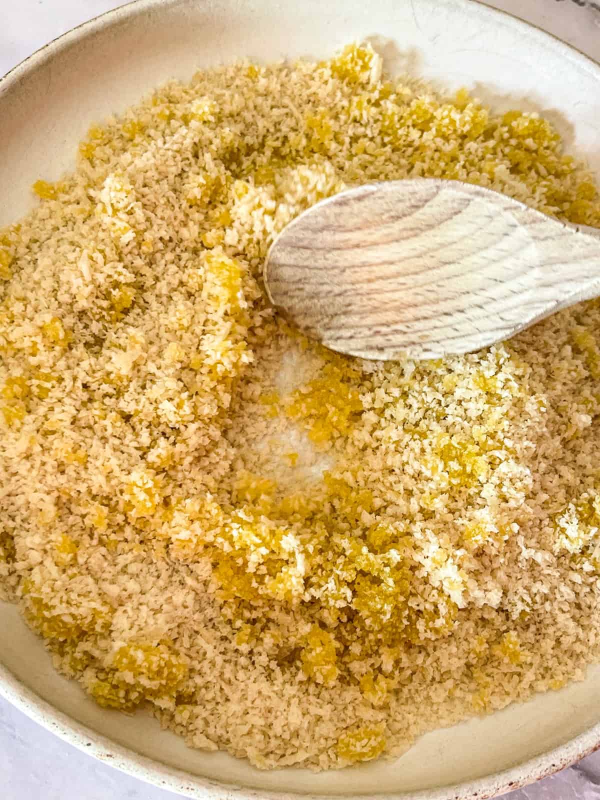 Panure et huile dans un bol.