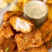 Bâtonnet de poisson dans un arc avec sauce tartare.