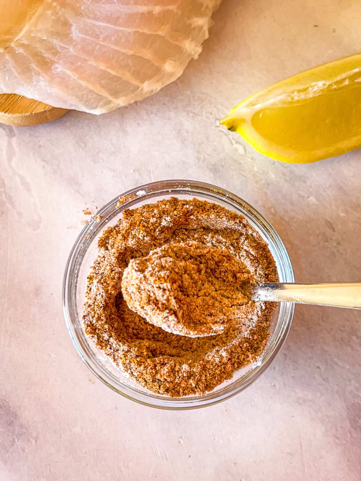 L'assaisonnement noirci mélangé à la farine de riz.