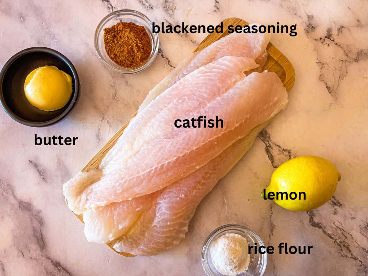 Ingrédients du poisson-chat noirci étiqueté et sur une table.