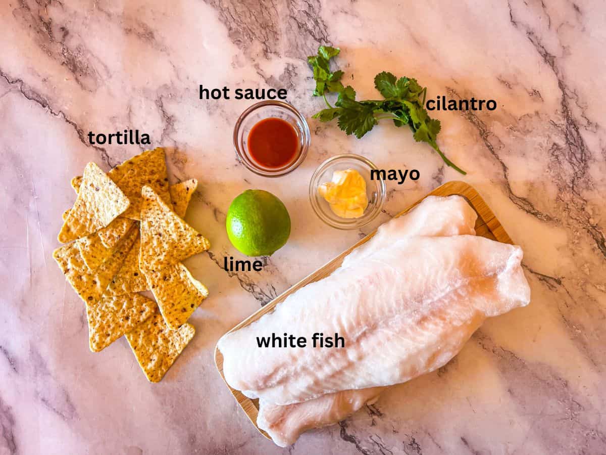 Ingrédients pour la recette disposée sur une table et étiquetée.