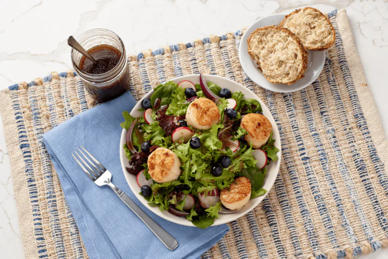 Salade de Saint-Jacques poêlées aux myrtilles