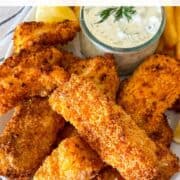 Affiche de bâtonnets de poisson avec trempette blanche.