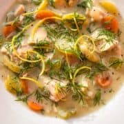 Affiche de chaudrée de thon dans un bol blanc.