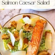 Salade César au Saumon dans une assiette avec croûtons et parmesan râpé.