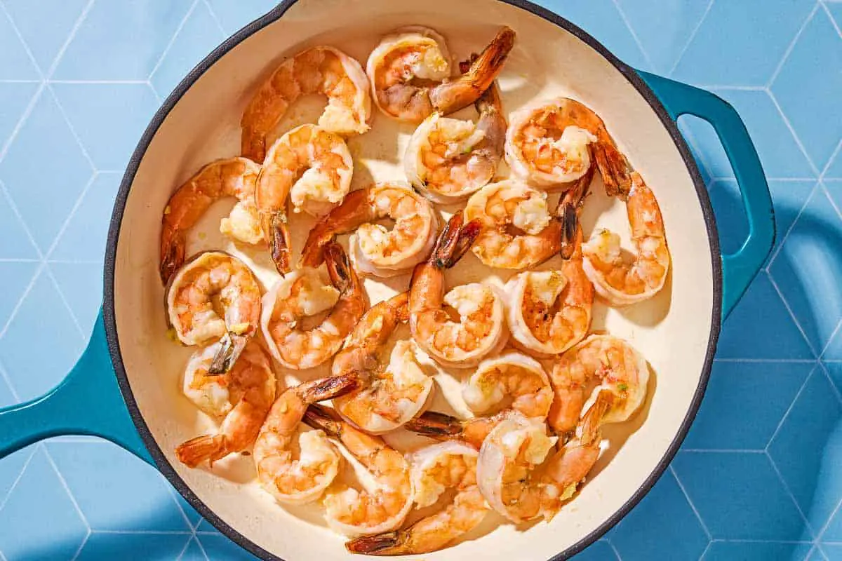 Crevettes saisies dans une poêle en fonte