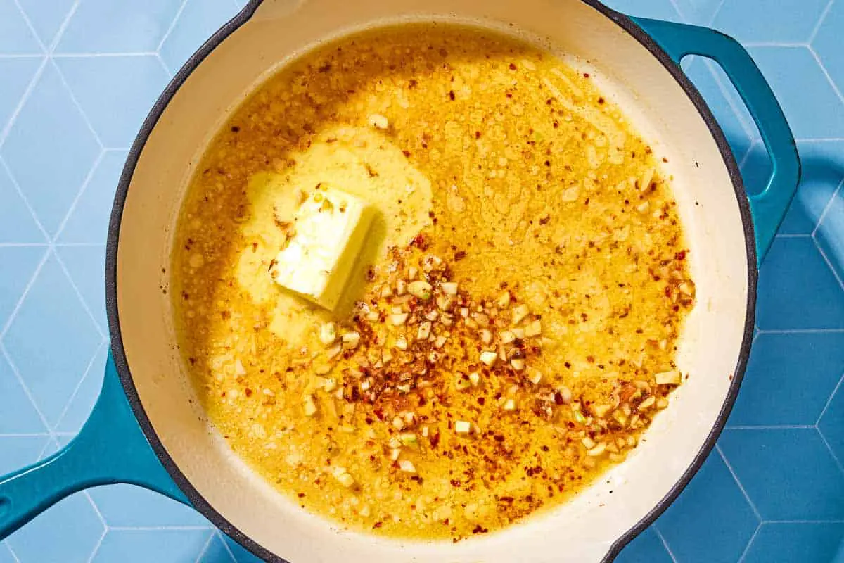 Sauce au beurre, à l'ail et au vin blanc