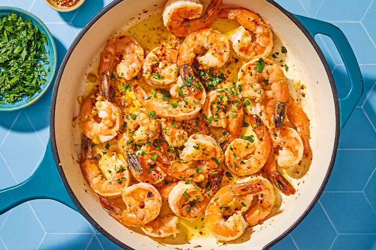 Scampi de crevettes servi avec du persil