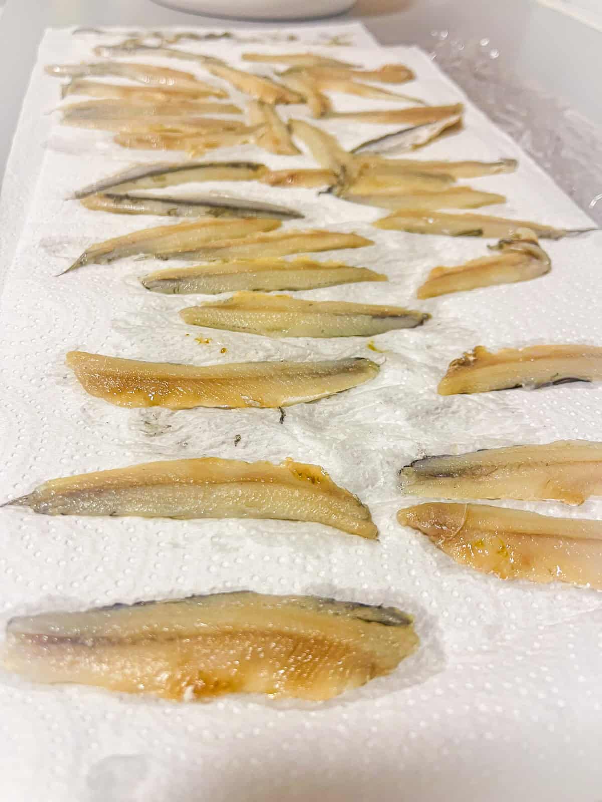 Anchovies a disposé la table sur une serviette en papier.