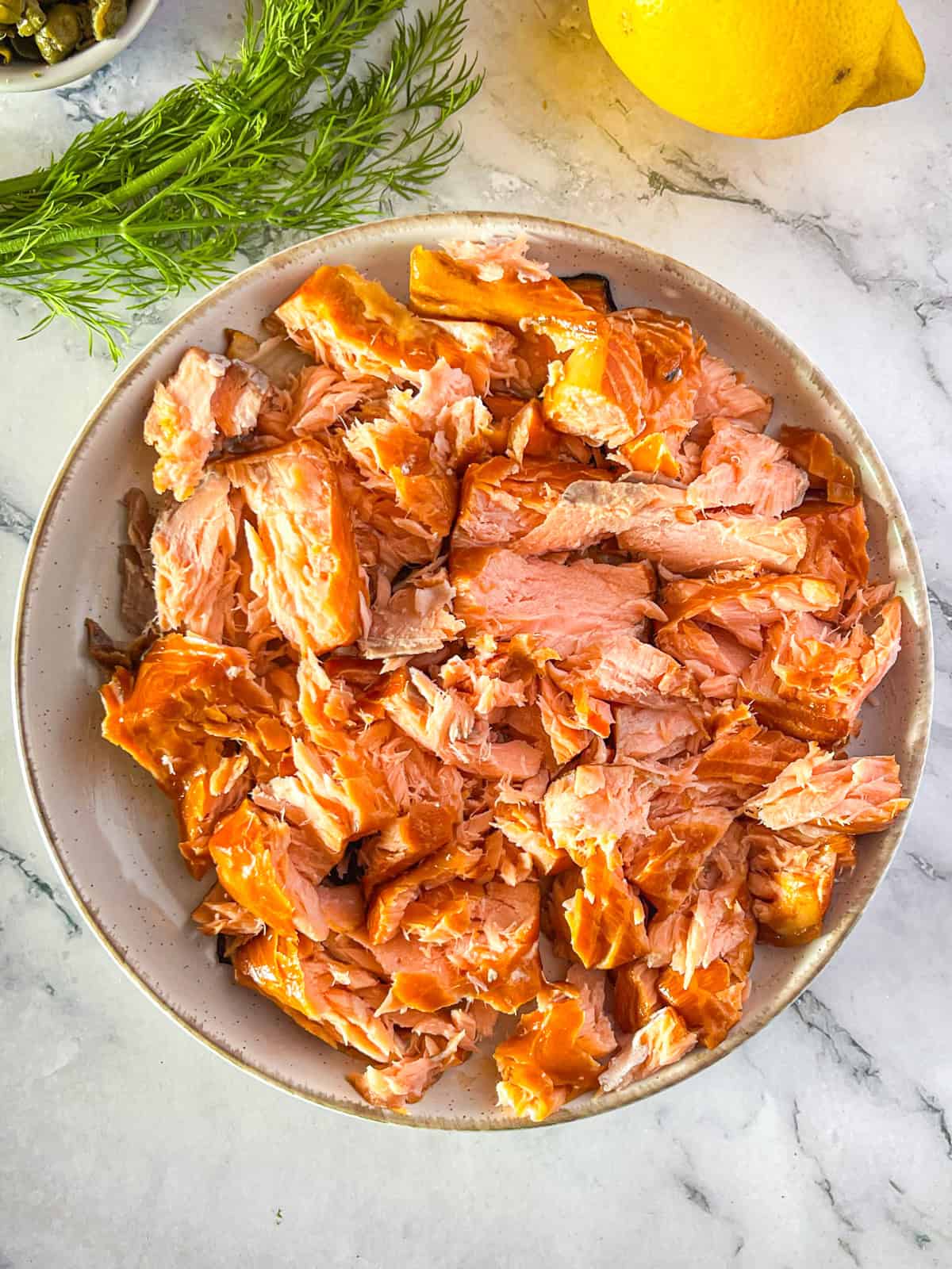 saumon fumé en flocons dans un bol.