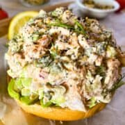 salade de saumon fumé servi sur un pain brioché