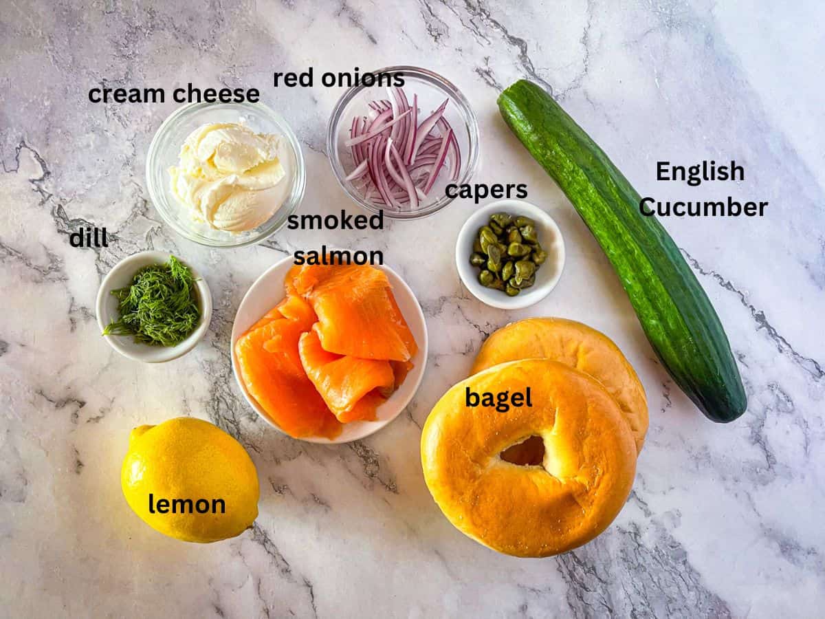 Les ingrédients pour le bagel de saumon fumé disposé sur une table et étiqueté.