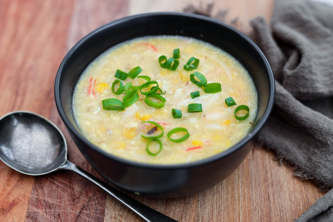 Crabe, crevettes et soupe d'oeuf de maïs