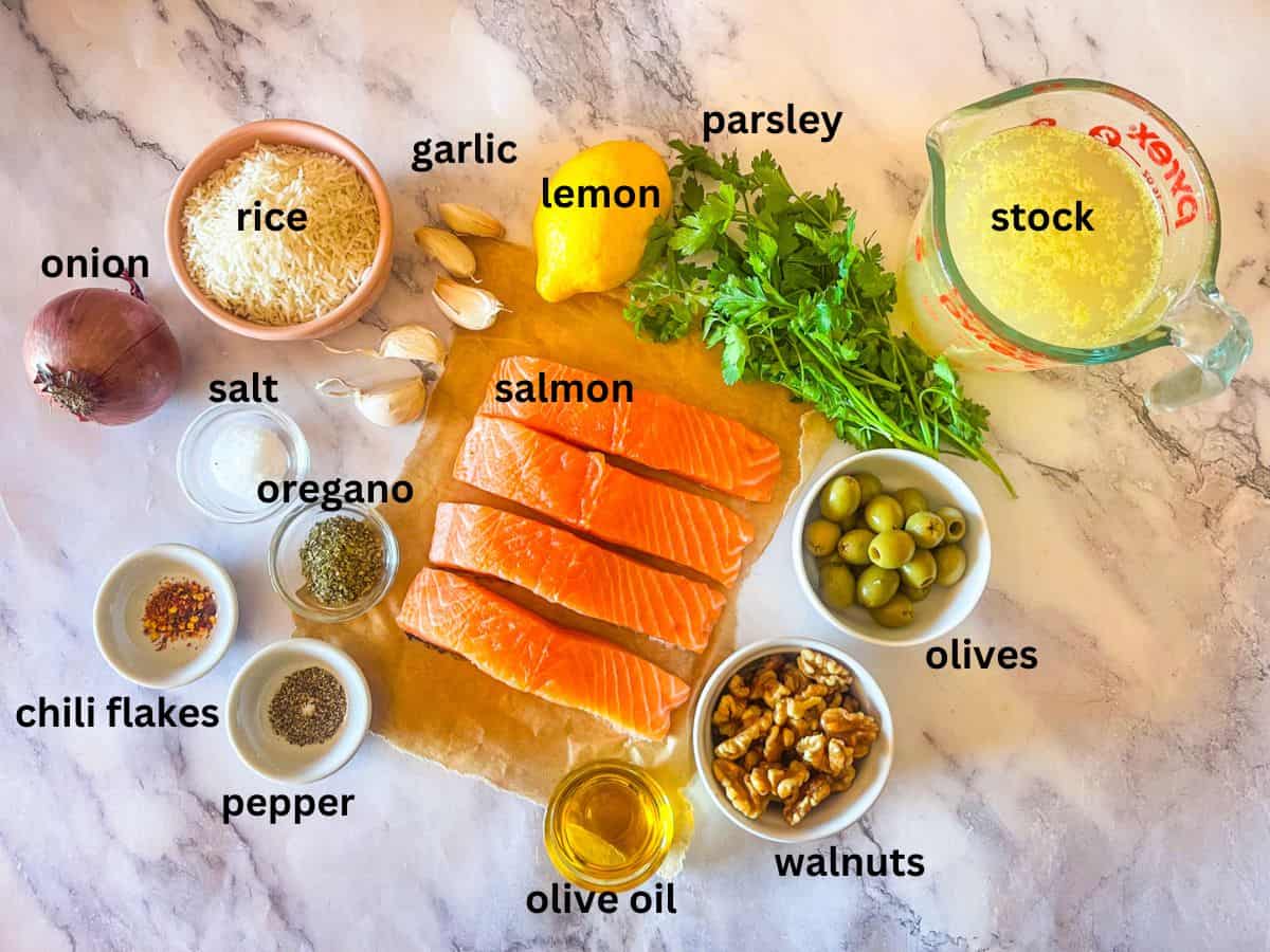 Ingrédients pour le saumon et le riz sur une table.