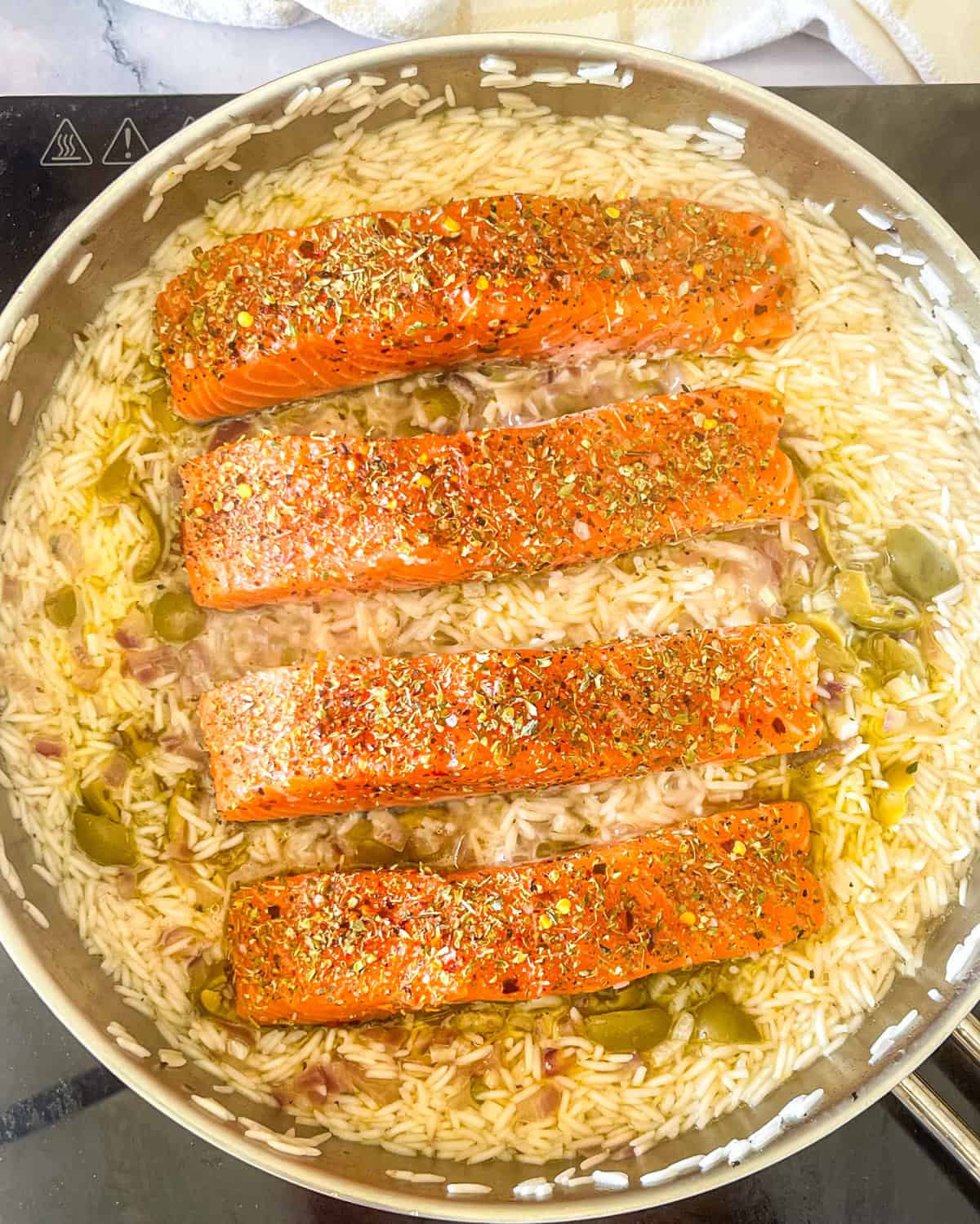 Le saumon ajouté au riz et aux épices. 