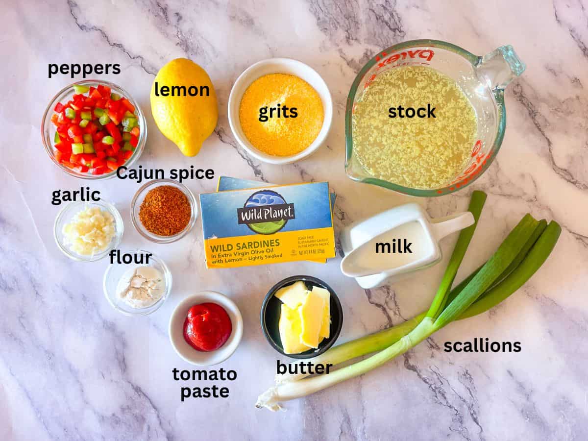 Ingrédients pour la sardine et le gruau sur une table.