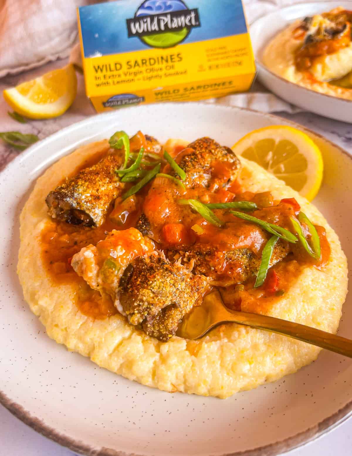 Sardines sur un grain de plaque et garni d'oignons verts.