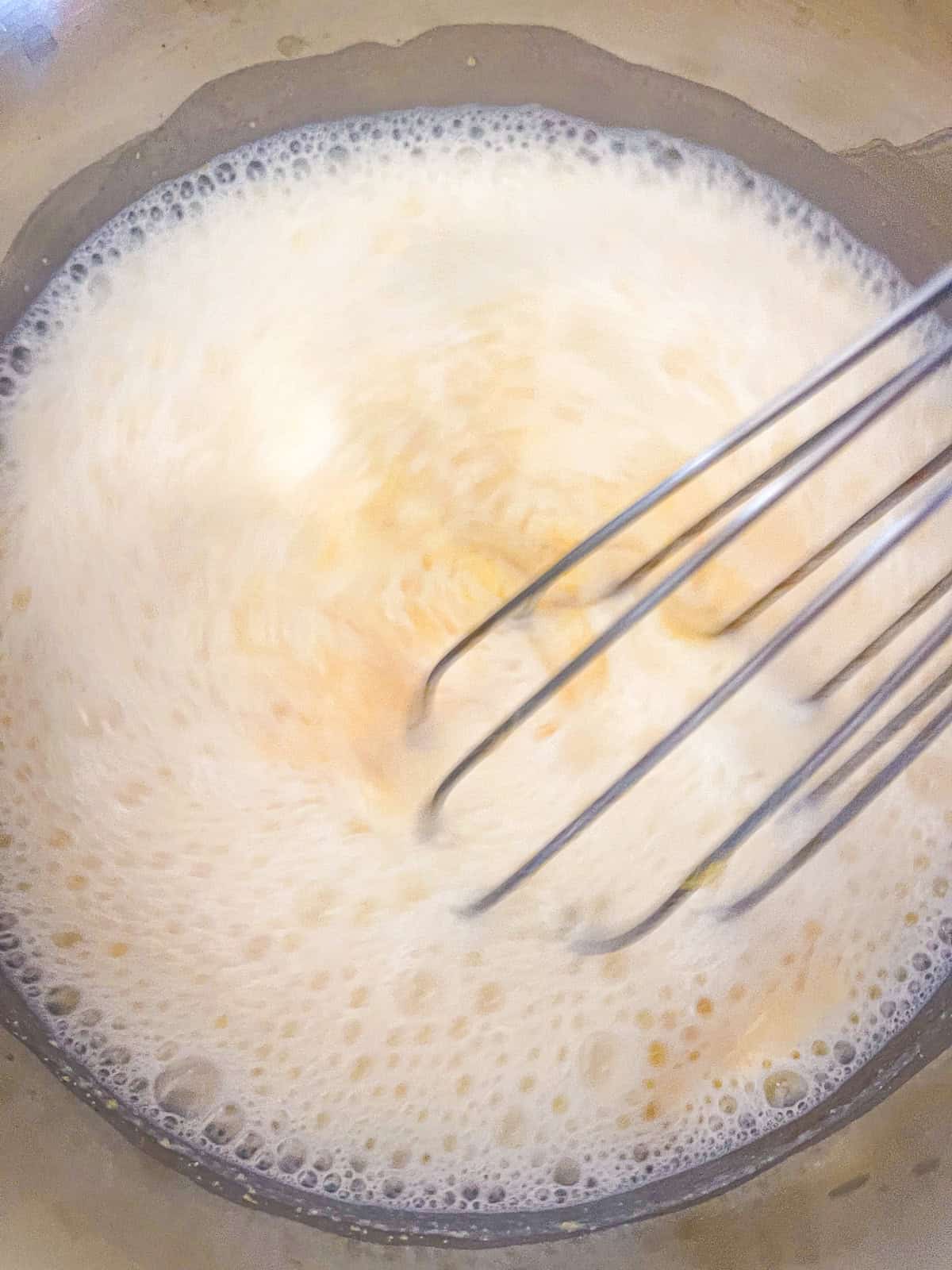 Grits mélangés dans une casserole avec du lait.
