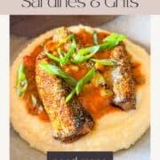 Sardines sur un grain de plaque et garni d'oignons verts.