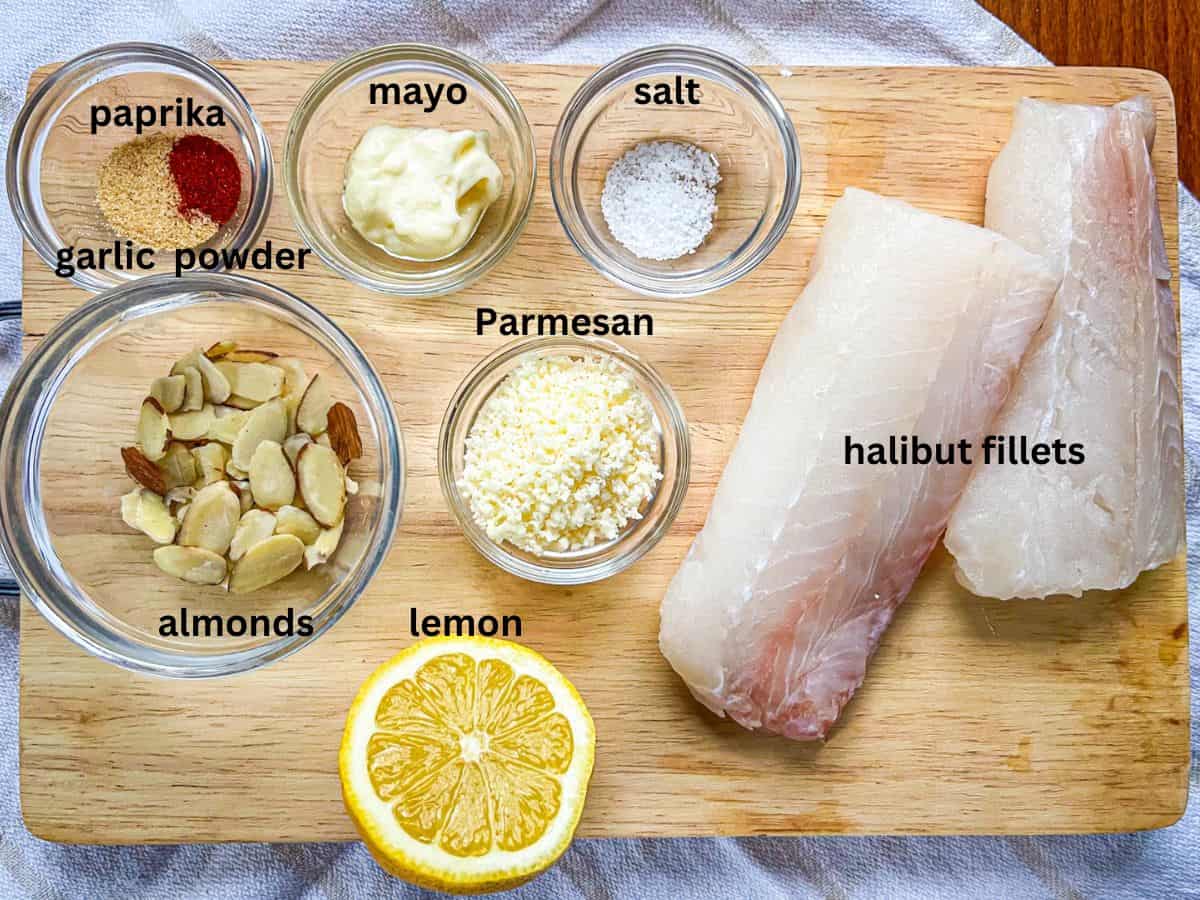 Ingrédients pour la recette disposée sur la planche à découper et étiquetée.