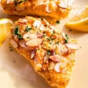 Deux filets de poisson blancs avec croûte d'amande parmesan.