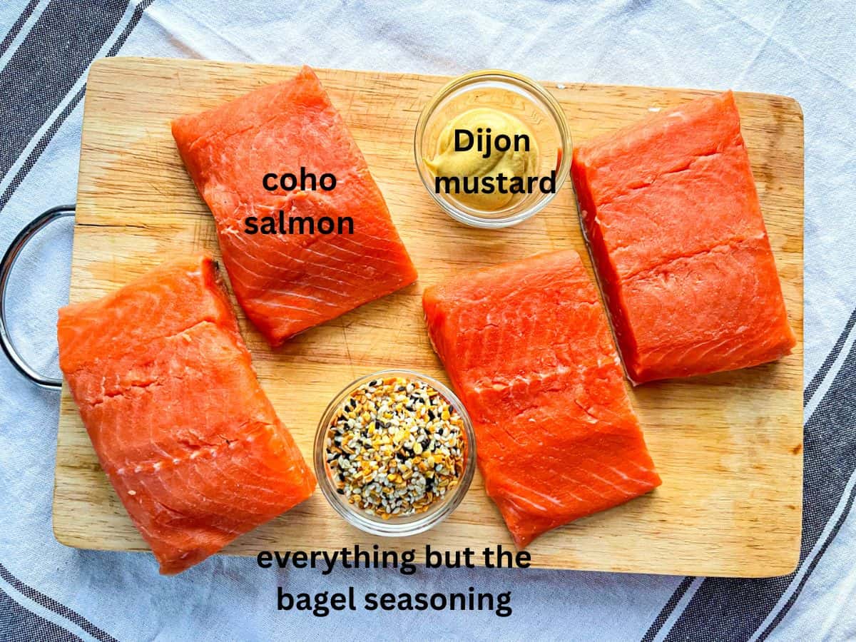 Tous les ingrédients pour le saumon coho disposés sur la table.
