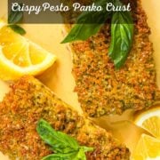 Fryer à air croustillant Mahi garni de basilic frais et de quartiers de citron.