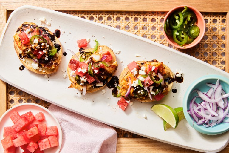 Tilapia crostinis noirci rendra un divertissement facile